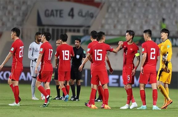 世界杯预选赛战况激烈,球迷热情高涨 世界杯预选赛战况激烈,球迷热情高涨