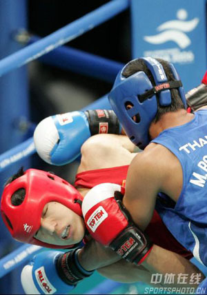 冰岛拳击选手击败对手，斩获银牌