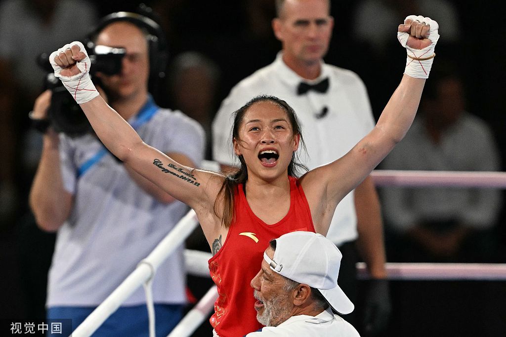 冰岛拳击选手击败对手，斩获银牌