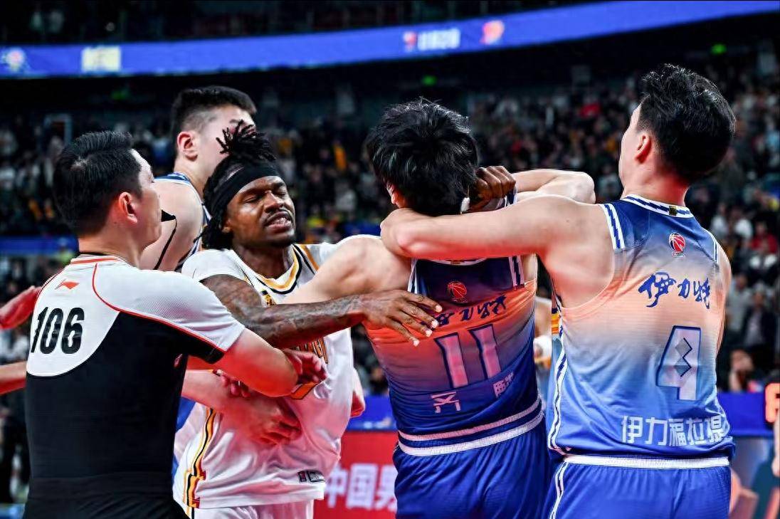 足球比赛中出现情绪激烈的冲突！