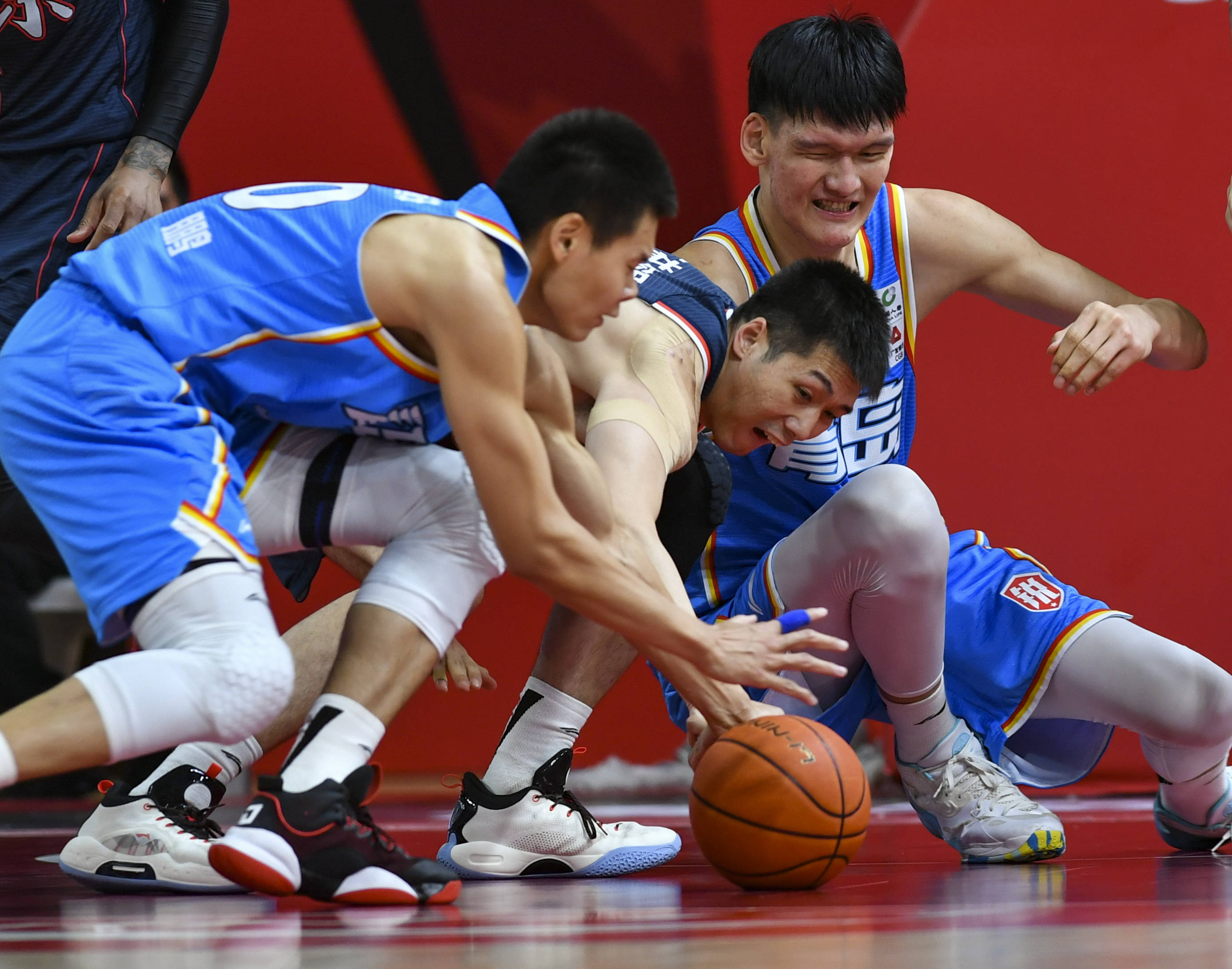 青岛篮球赛事惊险激烈，竞技水平居高不下