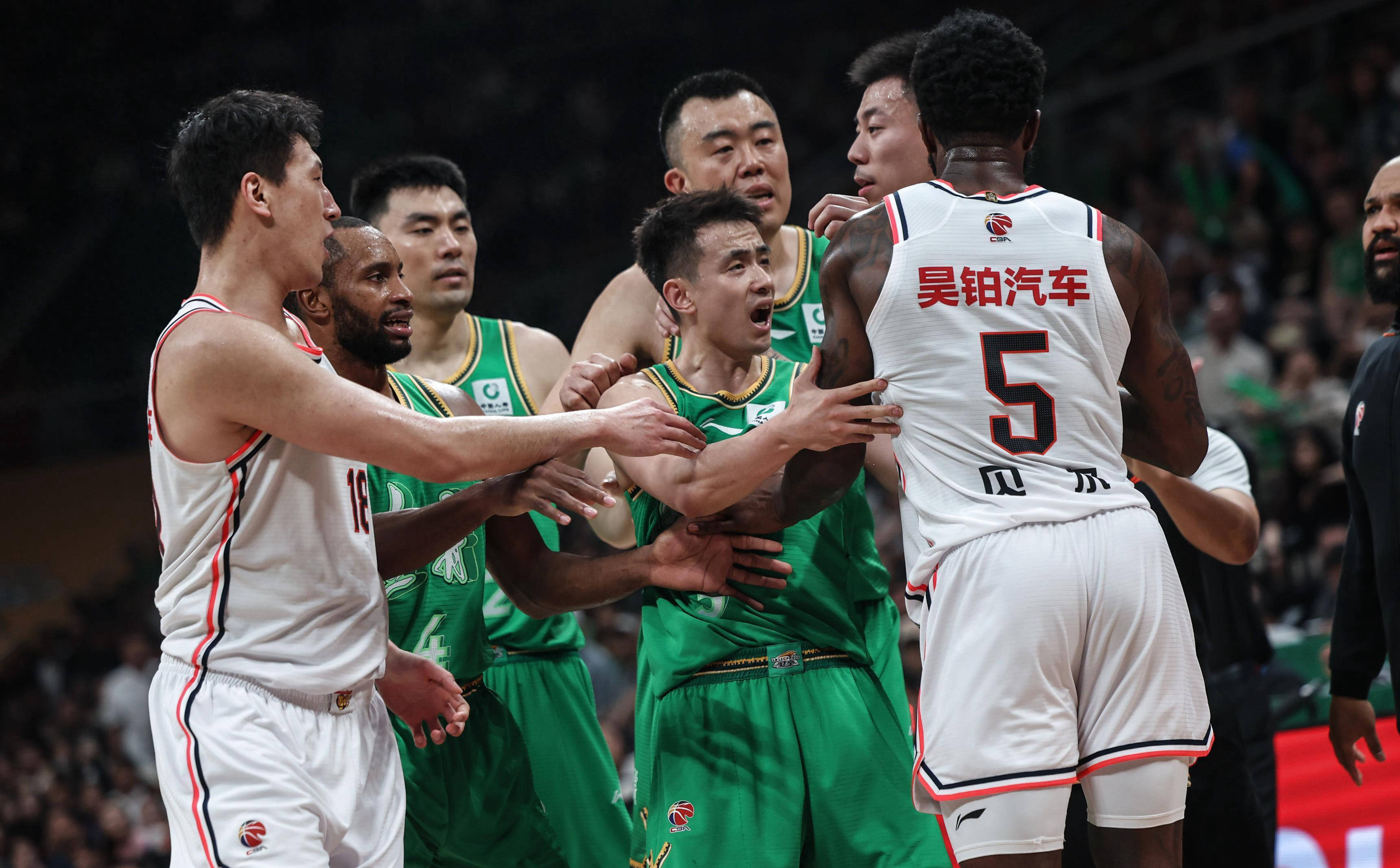 欧锦赛预选赛战况白热化，球队备战备谈