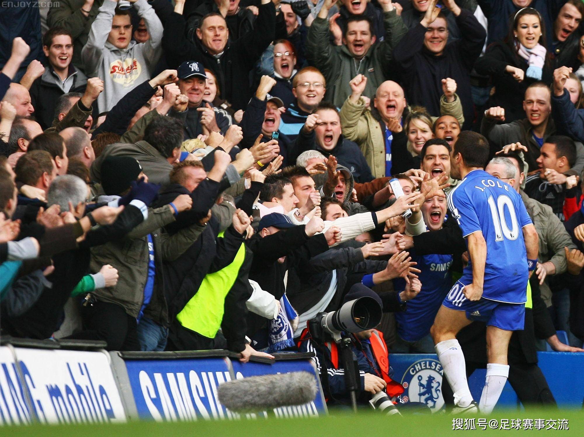 热血激荡的足球对决，场上硝烟弥漫