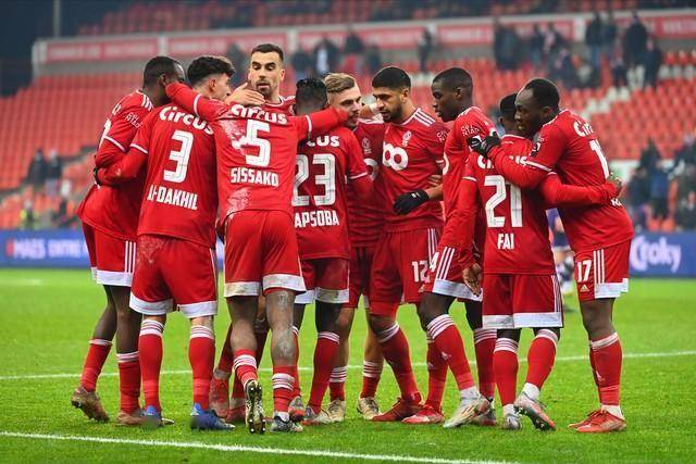 主场比赛中实力强劲球队轻松取胜