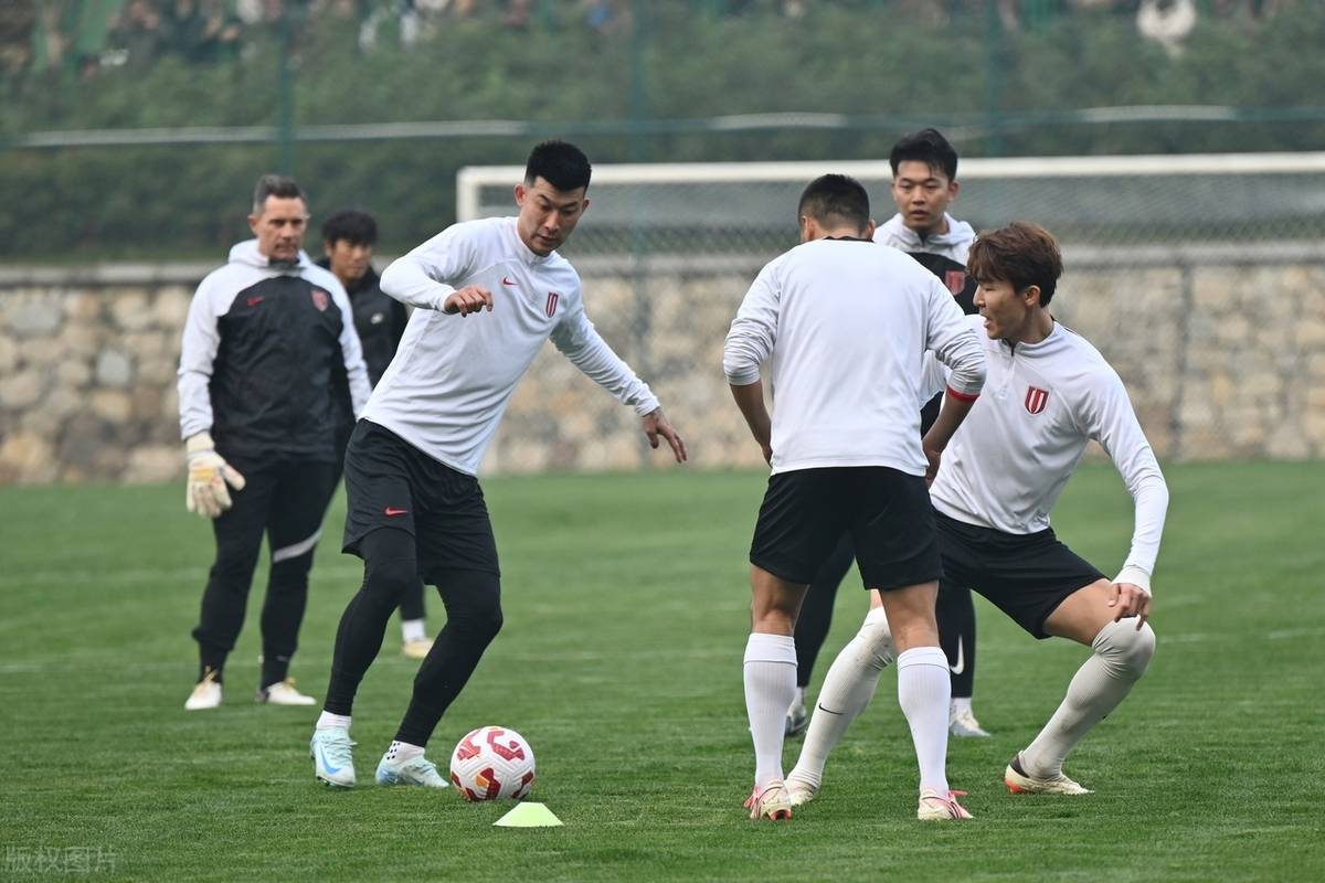 东亚足球豪门抵达墨尔本,备战国际巅峰赛事 东亚足球豪门抵达墨尔本,备战国际巅峰赛事