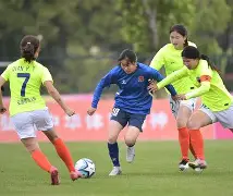 精彩足球盛宴，女足选手展现实力！